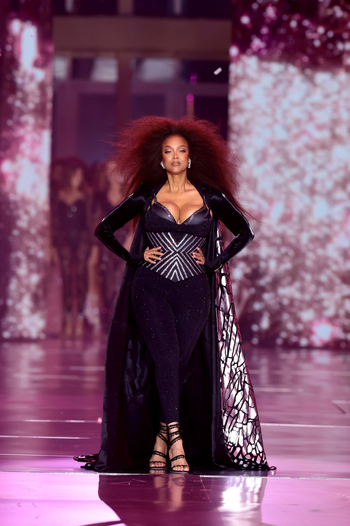 La pasarela de la mítica Tyra Banks en Victoria's Secret 2024. // Dimitrios Kambouris - Getty Images.