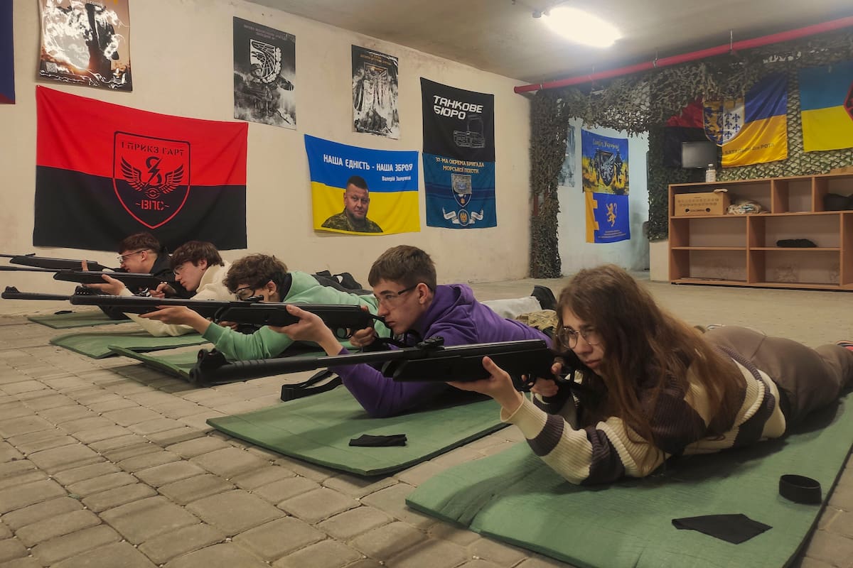 Estudiantes ucranianos de entre 15 y 17 años adquieren habilidades básicas en el manejo de armas bajo la supervisión de instructores con experiencia en combate este jueves, en una escuela de Leópolis (Ucrania). EFE/ Rostyslav Averchuk