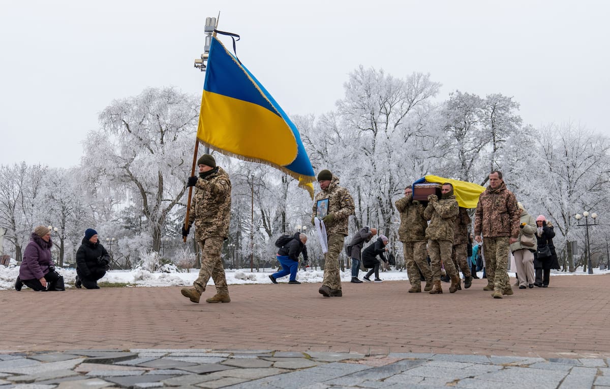 Funeral del actor de teatro de música y drama Petro Velykiy, de 48 años, quien murió en una batalla con las tropas rusas en la región rusa de Kursk, en Chernyhiv, Ucrania. //AP