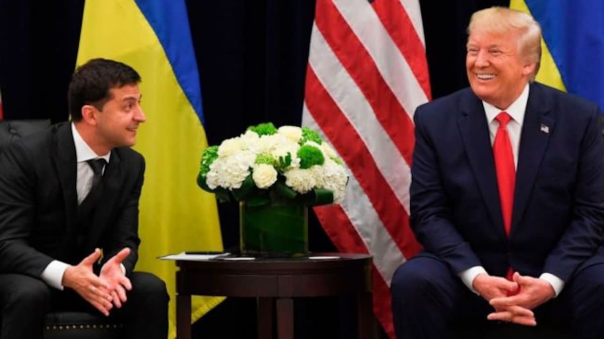 El presidente de Estados Unidos, Donald Trump, y el presidente de Ucrania, Volodímir Zelenski, se dan la mano durante una reunión en Nueva York el 25 de septiembre de 2019, al margen de la Asamblea General de las Naciones Unidas.