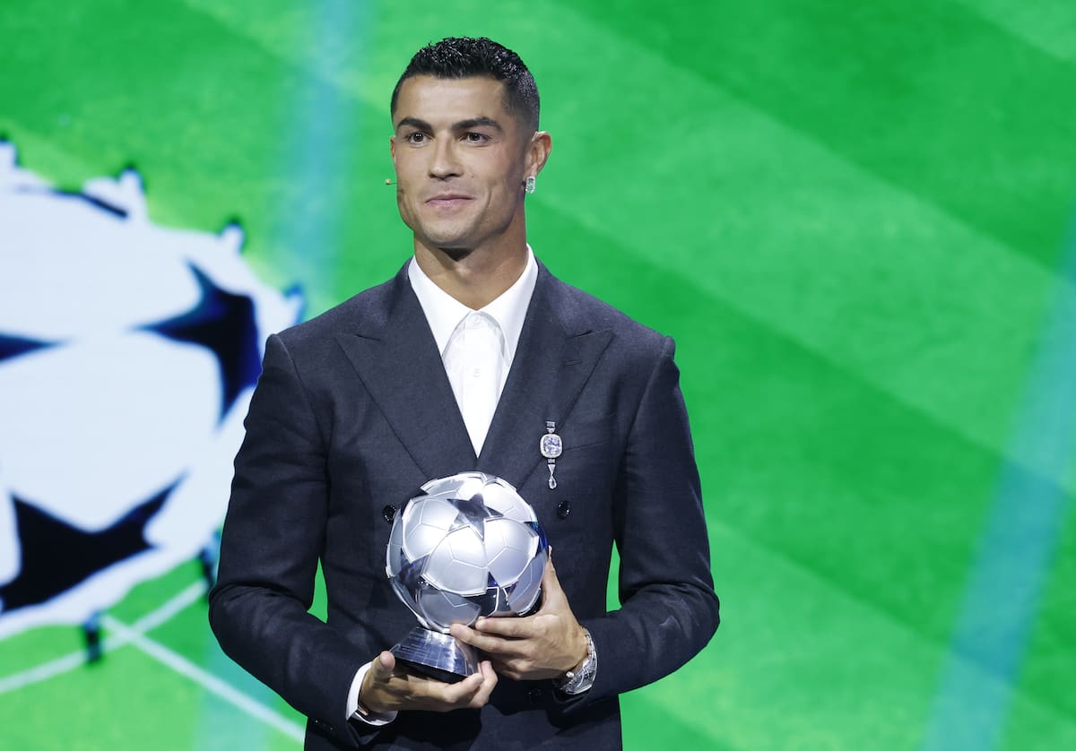 Cristiano Ronaldo recibe un Premio Especial por ser el máximo goleador de la Liga de Campeones con 140 goles durante la el sorteo de la UEFA Champions League. //EFE