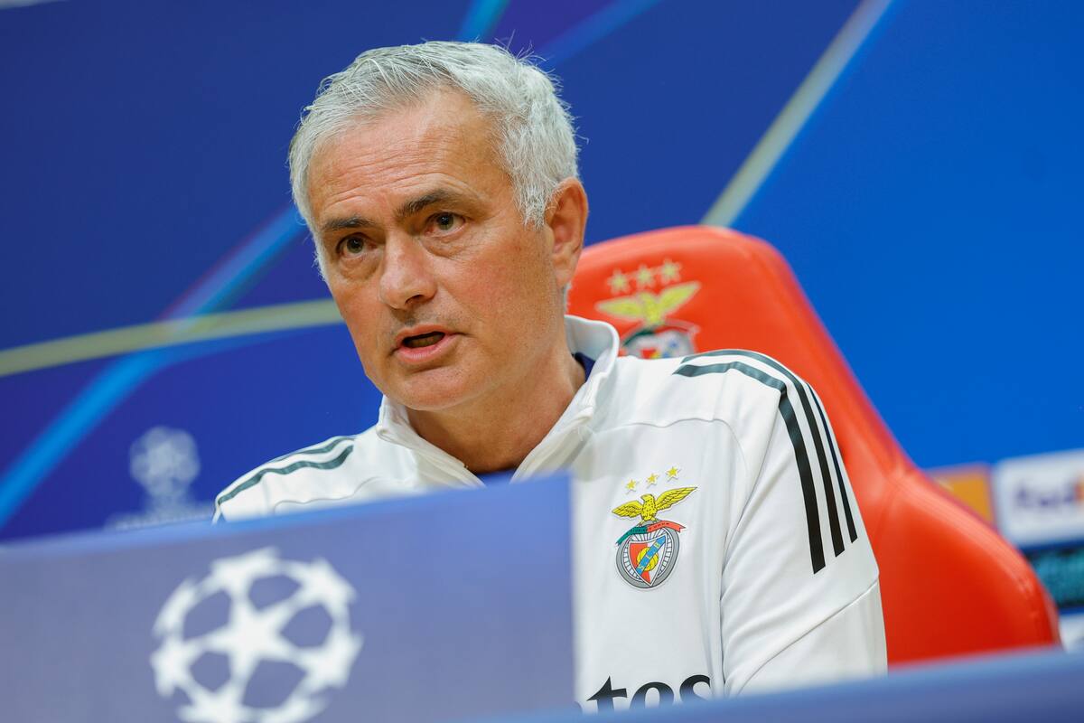 José Mourinho habló sobre su salida del Real Madrid, destacando que se produjo en el momento adecuado y sin reproches, y expresó su deseo de que el equipo de Arbeloa gane la Liga mientras busca que su Benfica avance en la Champions.
