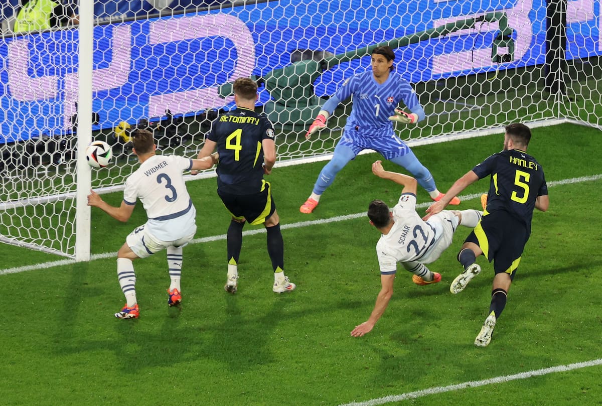 Grant Hanley de Escocia (R) encabeza el balón contra el poste durante el partido de fútbol del grupo A de la UEFA EURO 2024 entre Escocia y Suiza, en Colonia, Alemania, el 19 de junio de 2024. //EFE
