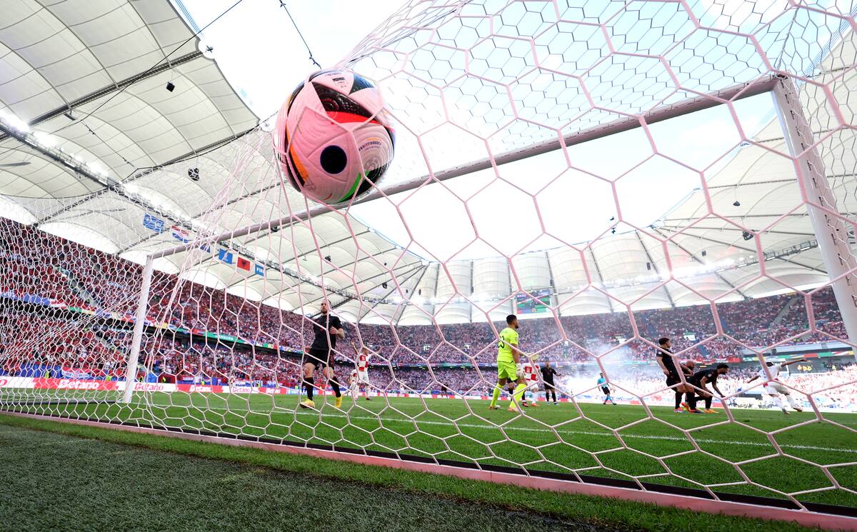 Andrej Kramaric (R) de Croacia se aleja celebrando tras marcar el gol 1-1 durante el partido del grupo B de la UEFA EURO 2024 entre Croacia y Albania en Hamburgo, Alemania, el 19 de junio de 2024. //EFE