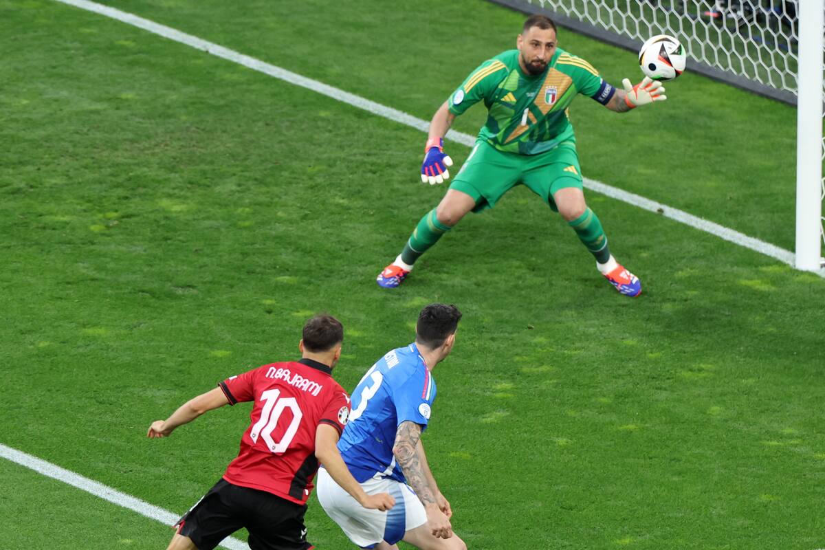 Nedim Bajrami (i), de Albania, marca el gol del 0-1 durante el partido de fútbol del grupo B de la UEFA EURO 2024 entre Italia y Albania, en Dortmund (Alemania), el 15 de junio de 2024. //EFE