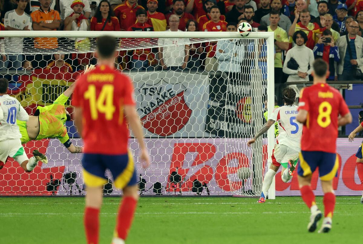 El balón golpea el poste tras un disparo de Nico Williams de España durante el partido de fútbol del grupo B de la UEFA EURO 2024 entre España e Italia, en Gelsenkirchen, Alemania, el 20 de junio de 2024. //EFE