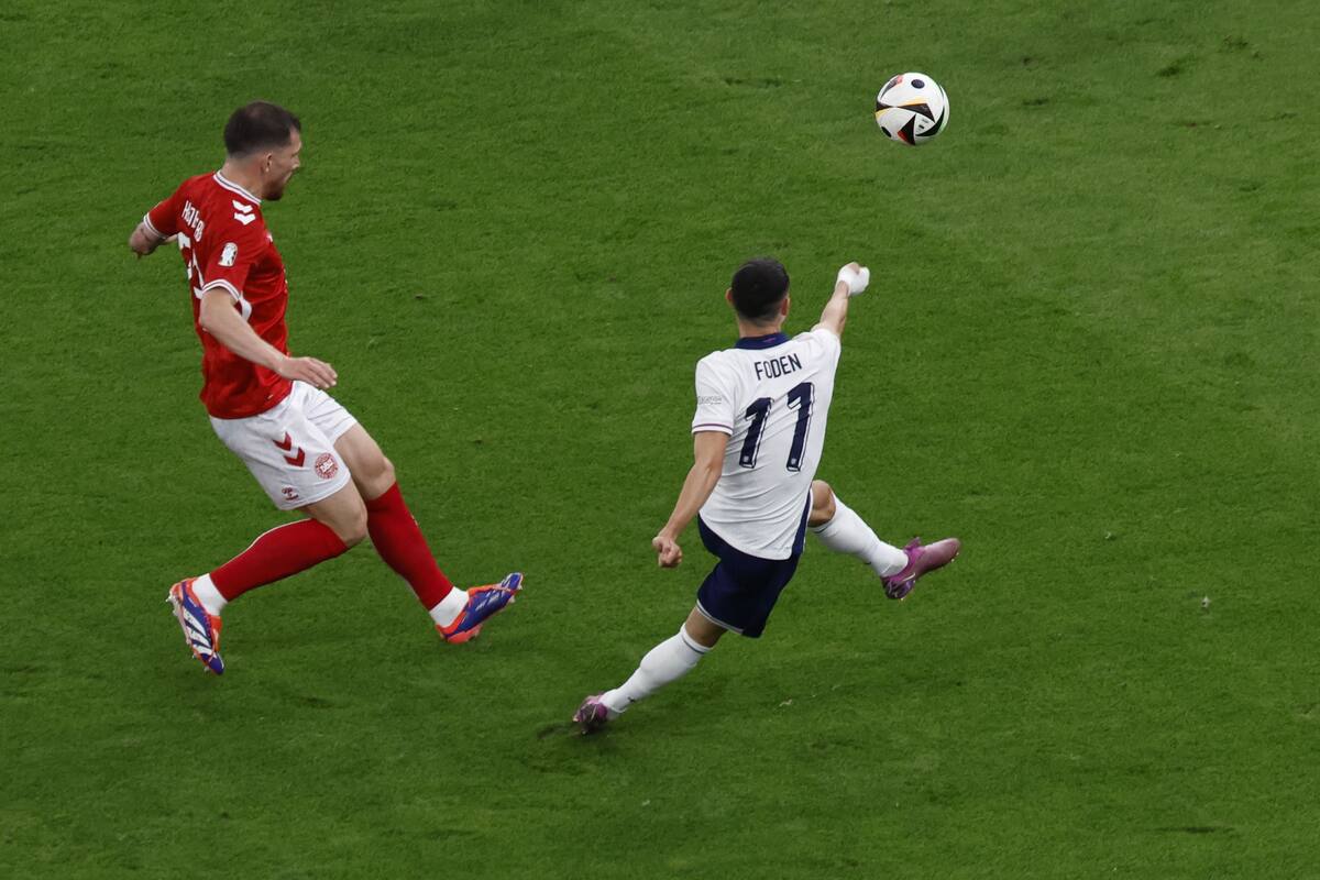 Phil Foden (R) de Inglaterra dispara a portería durante el partido del grupo C de la UEFA EURO 2024 entre Dinamarca e Inglaterra, en Frankfurt Main, Alemania, el 20 de junio de 2024. //EFE