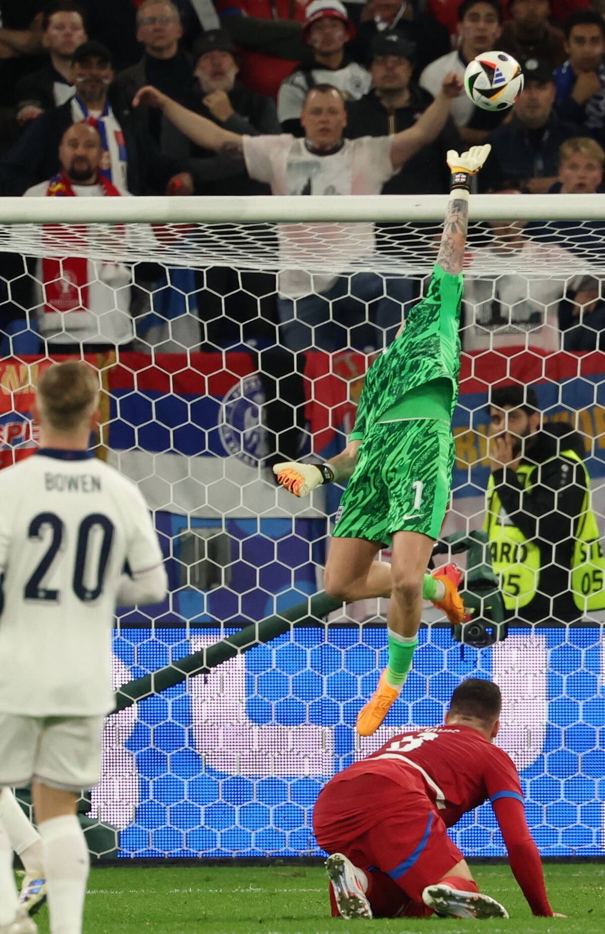 El portero Jordan Pickford de Inglaterra en acción durante el partido del grupo C de la UEFA EURO 2024 entre Serbia e Inglaterra en Gelsenkirchen, Alemania. //EFE