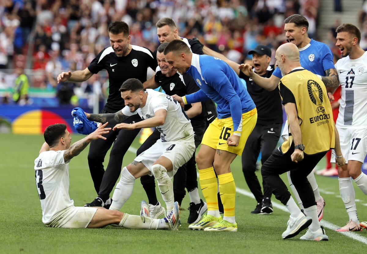 Erik Janza de Eslovenia (i) celebra con el equipo tras marcar el 1-1 durante el partido de fútbol del Grupo C de la UEFA EURO 2024 entre Eslovenia y Dinamarca, en Stuttgart, Alemania, el 16 de junio de 2024. //EFE