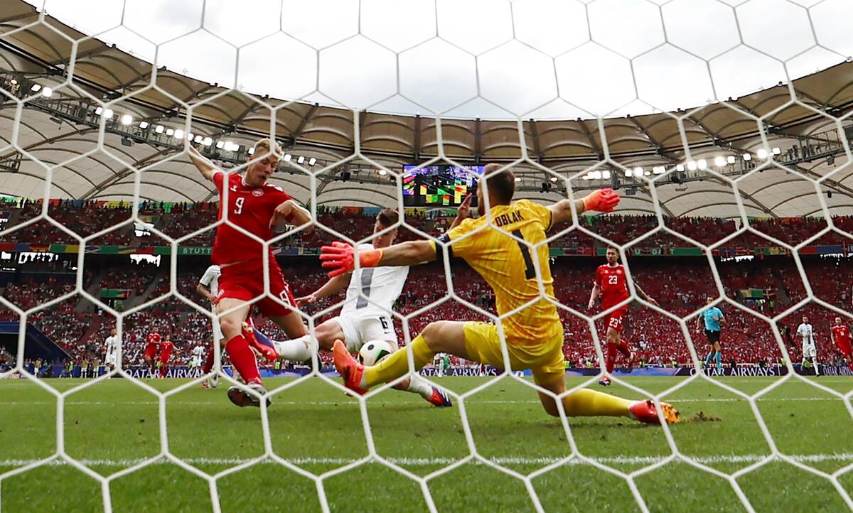 Rasmus Hojlund de Dinamarca en acción contra el portero Jan Oblak (R) de Eslovenia y Jaka Bijol de Eslovenia durante el partido de fútbol del Grupo C de la UEFA EURO 2024 entre Eslovenia y Dinamarca, en Stuttgart, Alemania, el 16 de junio de 2024. //EFE