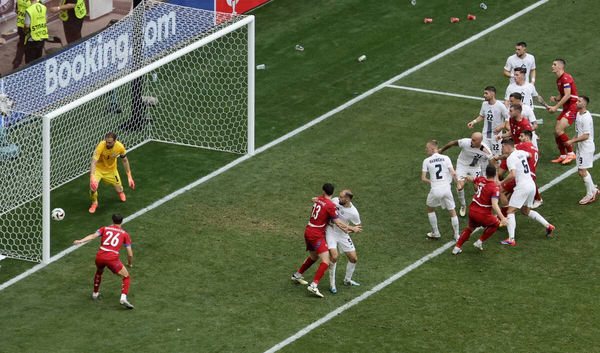 Munich (Germany), 20/06/2024.- Luka Jovic of Serbia (CR) scores the 1-1 during the UEFA EURO 2024 Group C soccer match between Slovenia and Serbia, in Munich, Germany, 20 June 2024. (Alemania, Eslovenia) EFE/EPA/RONALD WITTEK