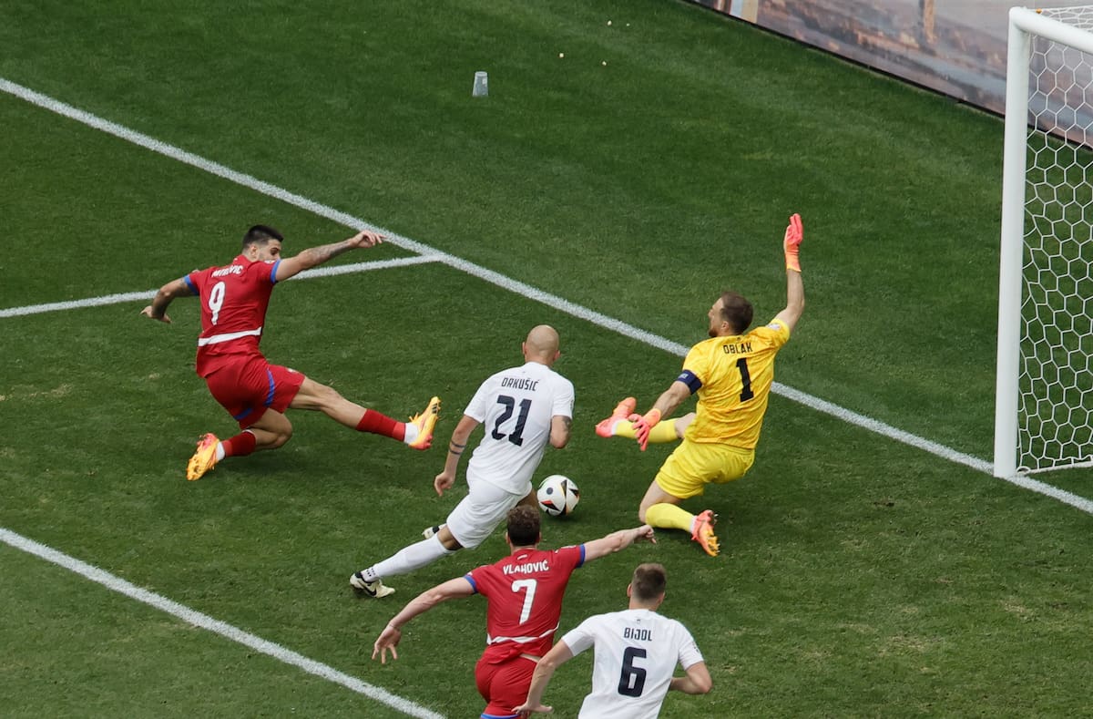 Aleksandar Mitrovic de Serbia (i) pierde la oportunidad de anotar contra el portero Jan Oblak de Eslovenia durante el partido de fútbol del Grupo C de la UEFA EURO 2024 entre Eslovenia y Serbia, en Munich, Alemania, el 20 de junio de 2024. //EFE