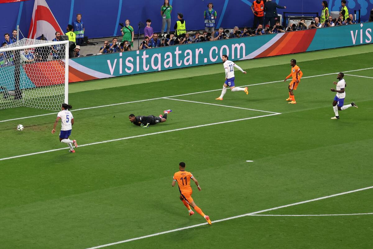 Jeremie Frimpong de Holanda (2-R) en acción contra el portero Mike Maignan de Francia (2-L) durante el partido de fútbol del Grupo D de la UEFA EURO 2024 entre Holanda y Francia, en Leipzig, Alemania, el 21 de junio de 2024. //EFE