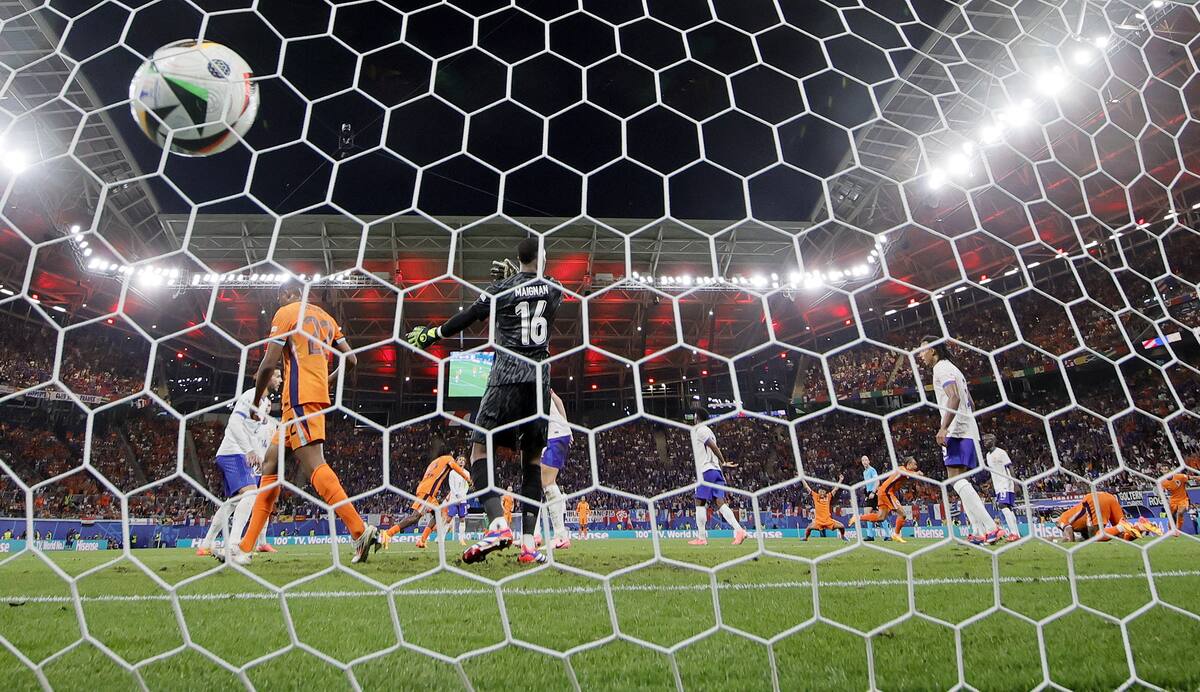 Los jugadores holandeses comienzan a celebrar cuando el balón golpea la red durante el partido de fútbol del Grupo D de la UEFA EURO 2024 entre Holanda y Francia, en Leipzig, Alemania, el 21 de junio de 2024. El gol no se dio porque Denzel Dumfries (delantero L) de los países Bajos fue gobernado fuera de juego. //EFE