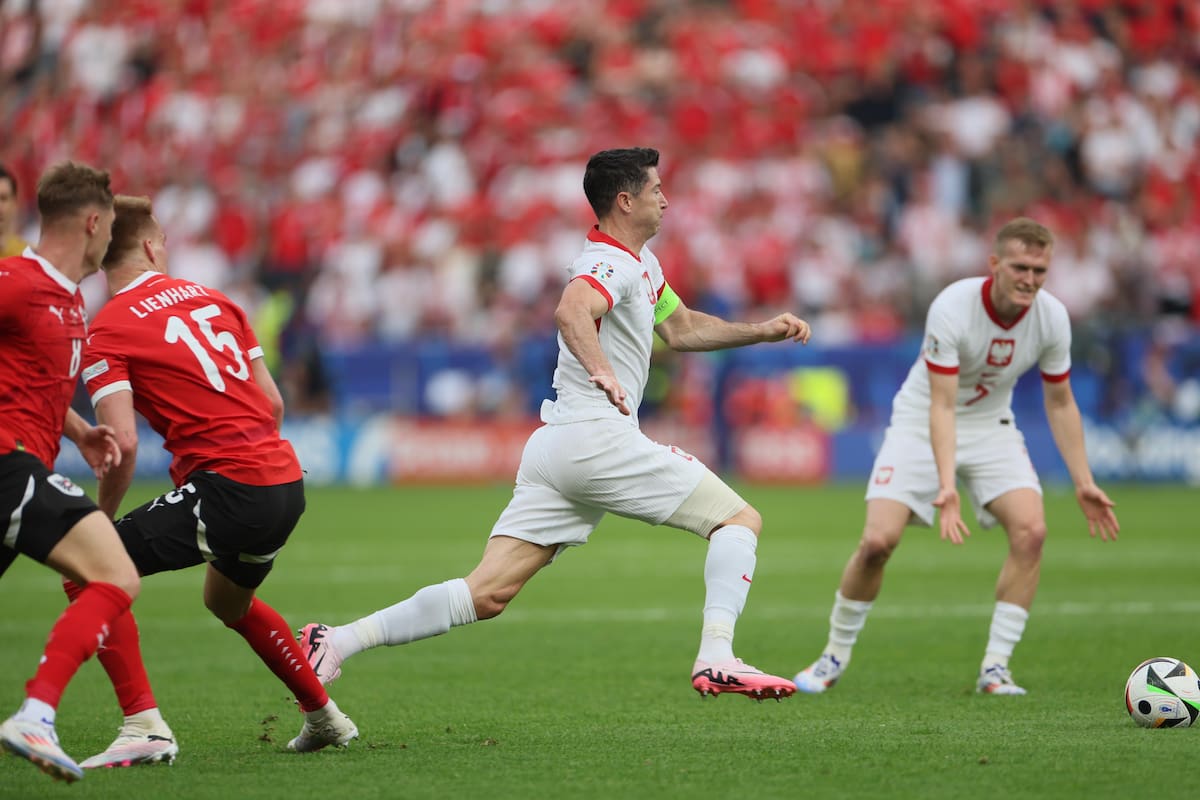 Robert Lewandowski (C) de Polonia en acción durante el partido de fútbol del grupo D de la UEFA EURO 2024 entre Polonia y Austria, en Berlín, Alemania, el 21 de junio de 2024. //EFE