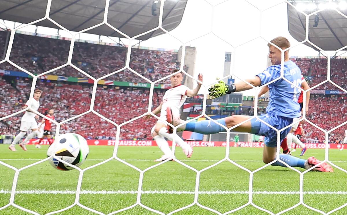 Krzysztof Piatek (C) de Polonia marca el gol 1-1 contra el portero Patrick Pentz de Austria durante el partido de fútbol del grupo D de la UEFA EURO 2024 entre Polonia y Austria, en Berlín, Alemania, el 21 de junio de 2024. //EFE
