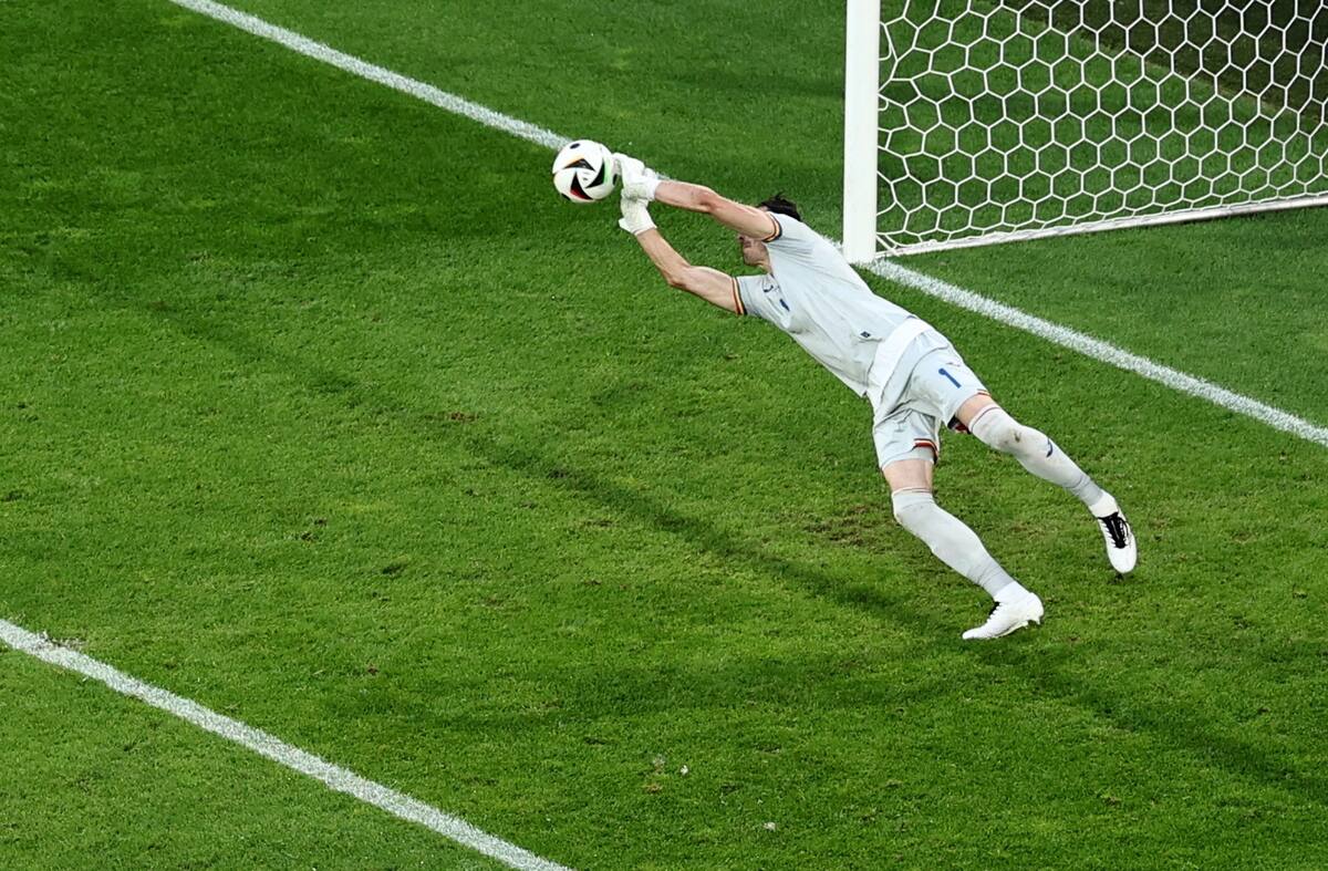 El portero Florin Nita de Rumanía en acción durante el partido de fútbol del Grupo E de la UEFA EURO 2024 entre Bélgica y Rumanía, en Colonia, Alemania, el 22 de junio de 2024. //EFE