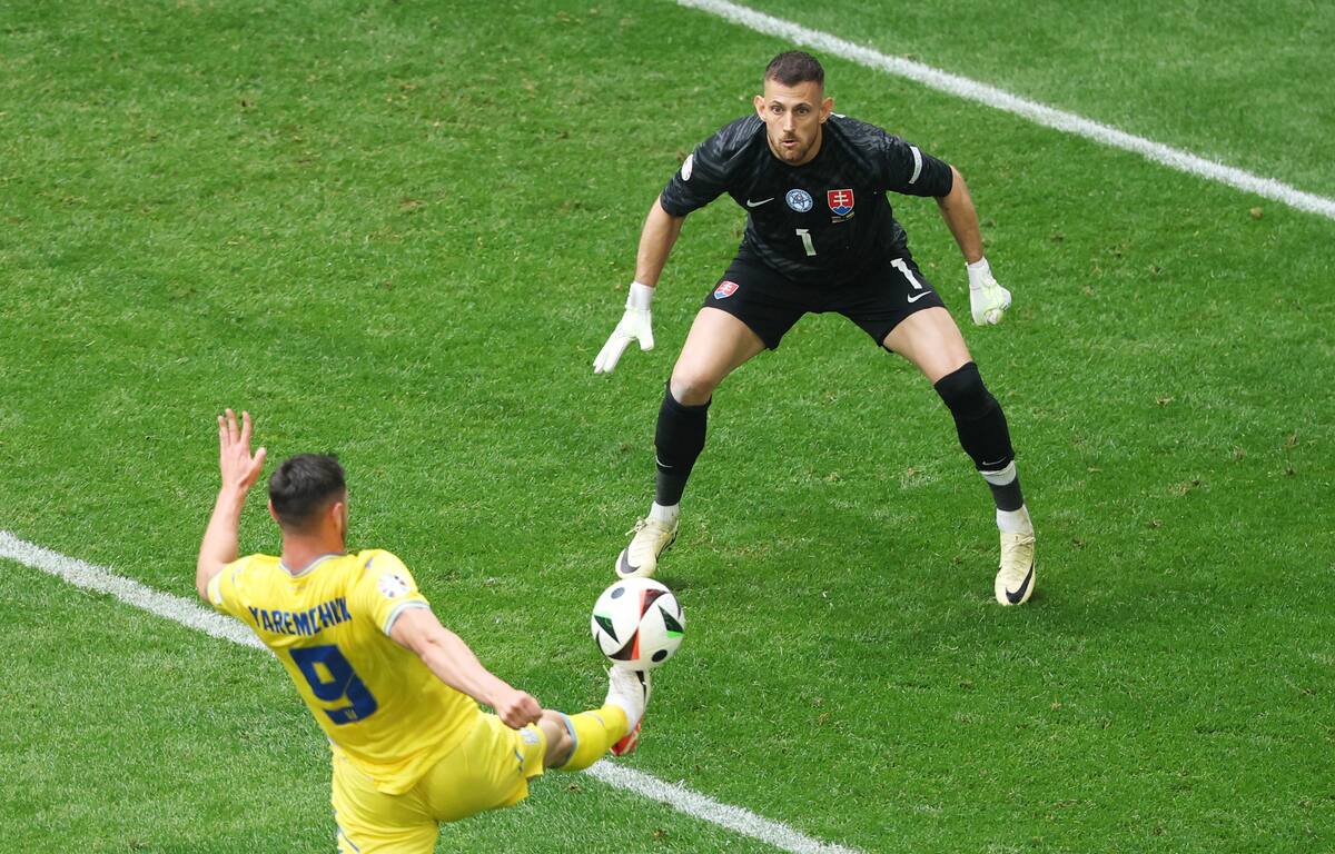 Roman Yaremchuk de Ucrania (i) anota el gol 1-2 ante el portero eslovaco Martin Dubravka (d) durante el partido de fútbol del grupo E de la UEFA EURO 2024 entre Eslovaquia y Ucrania, en Dusseldorf, Alemania, el 21 de junio de 2024. //EFE