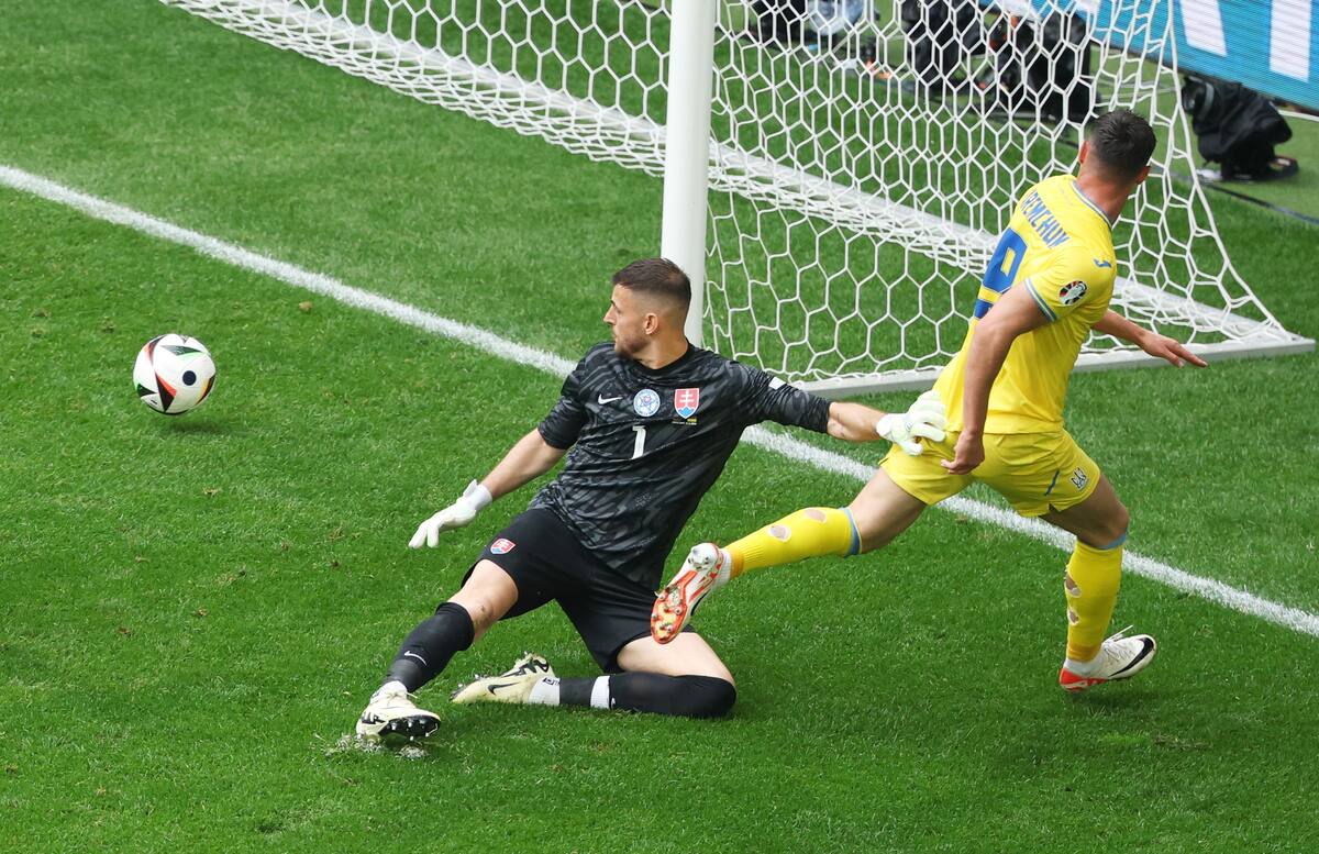 Roman Yaremchuk de Ucrania (i) anota el gol 1-2 ante el portero eslovaco Martin Dubravka (d) durante el partido de fútbol del grupo E de la UEFA EURO 2024 entre Eslovaquia y Ucrania, en Dusseldorf, Alemania, el 21 de junio de 2024. //EFE