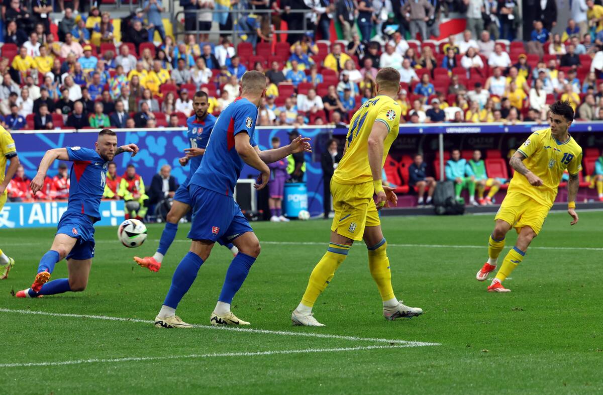 Mykola Shaparenko de Ucrania anota el 1-1 durante el partido de fútbol del grupo E de la UEFA EURO 2024 entre Eslovaquia y Ucrania, en Dusseldorf, Alemania, el 21 de junio de 2024. //EFE
