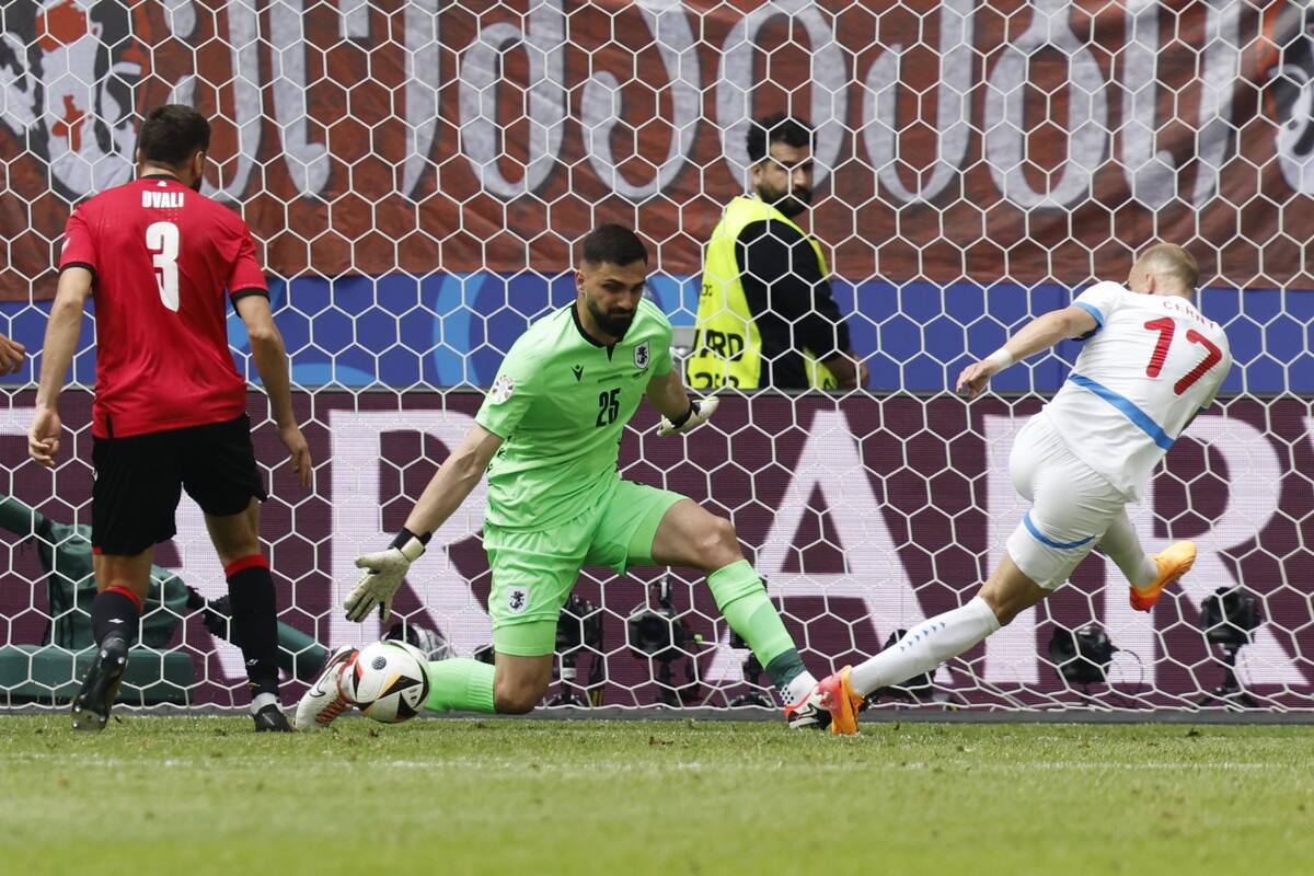 Vaclav Cerny (R) de la República Checa y el portero Giorgi Mamardashvili de Georgia en acción durante el partido de fútbol del grupo F de la UEFA EURO 2024 entre Georgia y la República Checa, en Hamburgo, Alemania, el 22 de junio de 2024. //EFE