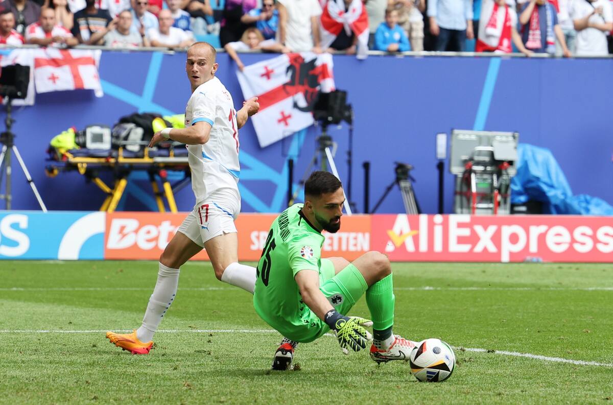 El portero de Georgia, Giorgi Mamardashvili (R), salva un disparo de Vaclav Cerny de la República Checa (L) durante el partido de fútbol del grupo F de la UEFA EURO 2024 entre Georgia y la República Checa, en Hamburgo, Alemania, el 22 de junio de 2024. //EFE