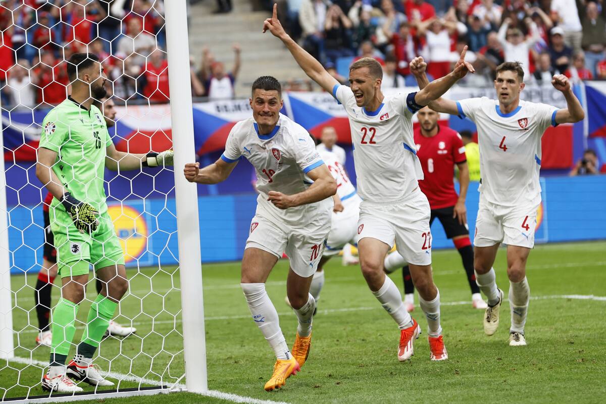 Patrik Schick (2-L) de la República Checa celebra tras anotar el empate 1-1 durante el partido de fútbol del grupo F de la UEFA EURO 2024 entre Georgia y la República Checa, en Hamburgo, Alemania, el 22 de junio de 2024. //EFE
