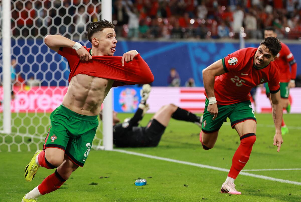 Francisco Conceicao (i), de Portugal, celebra el 2-1 durante el partido del grupo F de la UEFA EURO 2024 entre Portugal y la República Checa, en Leipzig, Alemania, el 18 de junio de 2024. //EFE