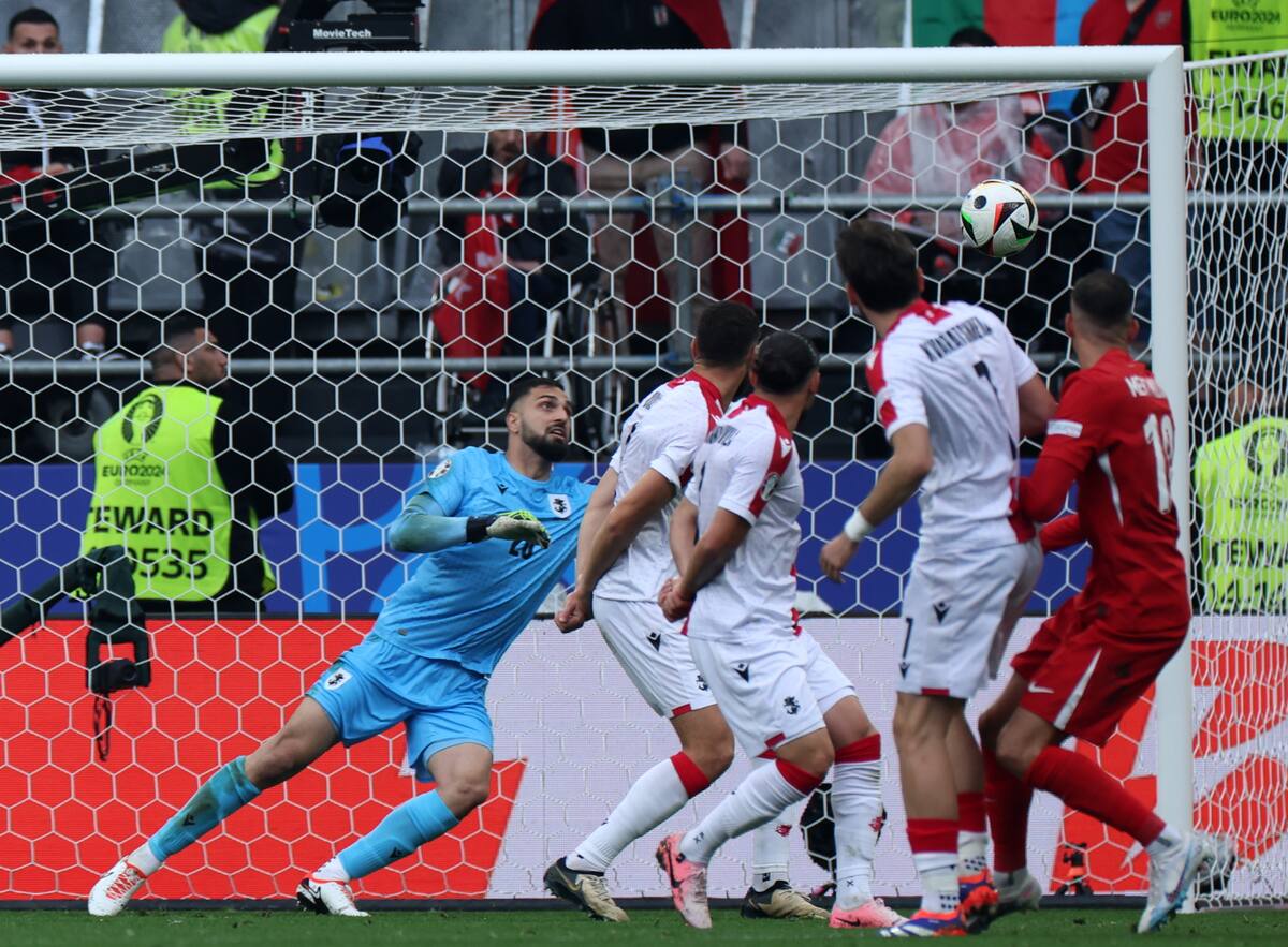 Mert Muelduer (R) de Turquía marca el gol inicial durante el partido de fútbol del grupo F de la UEFA EURO 2024 entre Turquía y Georgia. //EFE