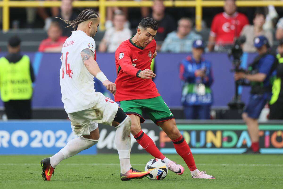 Abdulkerim Bardakci (i) de Turquía y Cristiano Ronaldo (d) de Portugal en acción durante el partido de fútbol del grupo F de la UEFA EURO 2024 entre Turquía y Portugal, en Dortmund, Alemania, el 22 de junio de 2024. //EFE