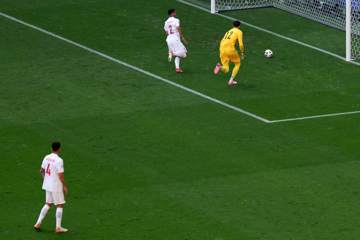 El portero Altay Bayindir (R) y Mehmet Zeki Celik (C) de Turquía persiguen un pase en falso de su compañero Samet Akaydin de Turquía (L) que terminó en un gol en propia meta para hacer el marcador 0-2 durante el partido de fútbol del grupo F de la UEFA EURO 2024. entre Turquía y Portugal, en Dortmund, Alemania, el 22 de junio de 2024. //EFE