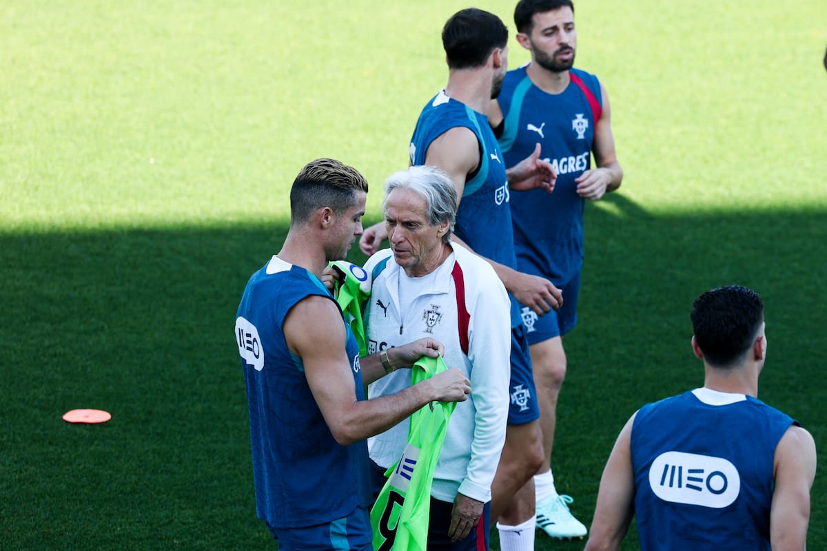 El entrenador de Portugal, Jorge Jesús, habla con el jugador Cristiano Ronaldo (L) durante una sesión de entrenamiento. //Foto, EFE: JOSE SENA GOULAO