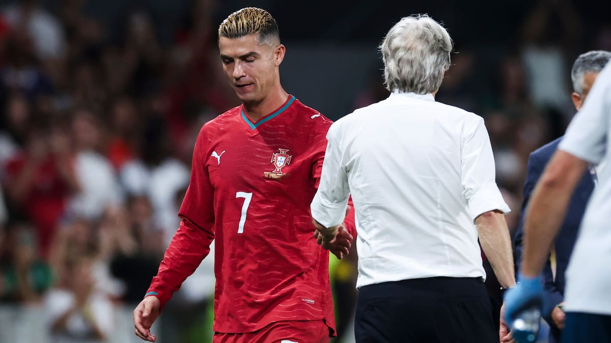 El jugador portugués Cristiano Ronaldo (izq.) y el entrenador Jorge Jesus (der.) se dan la mano tras la sustitución del jugador durante el partido de la Liga de Naciones de la UEFA en Lisboa. //Foto, EFE: JOSE SENA GOULAO