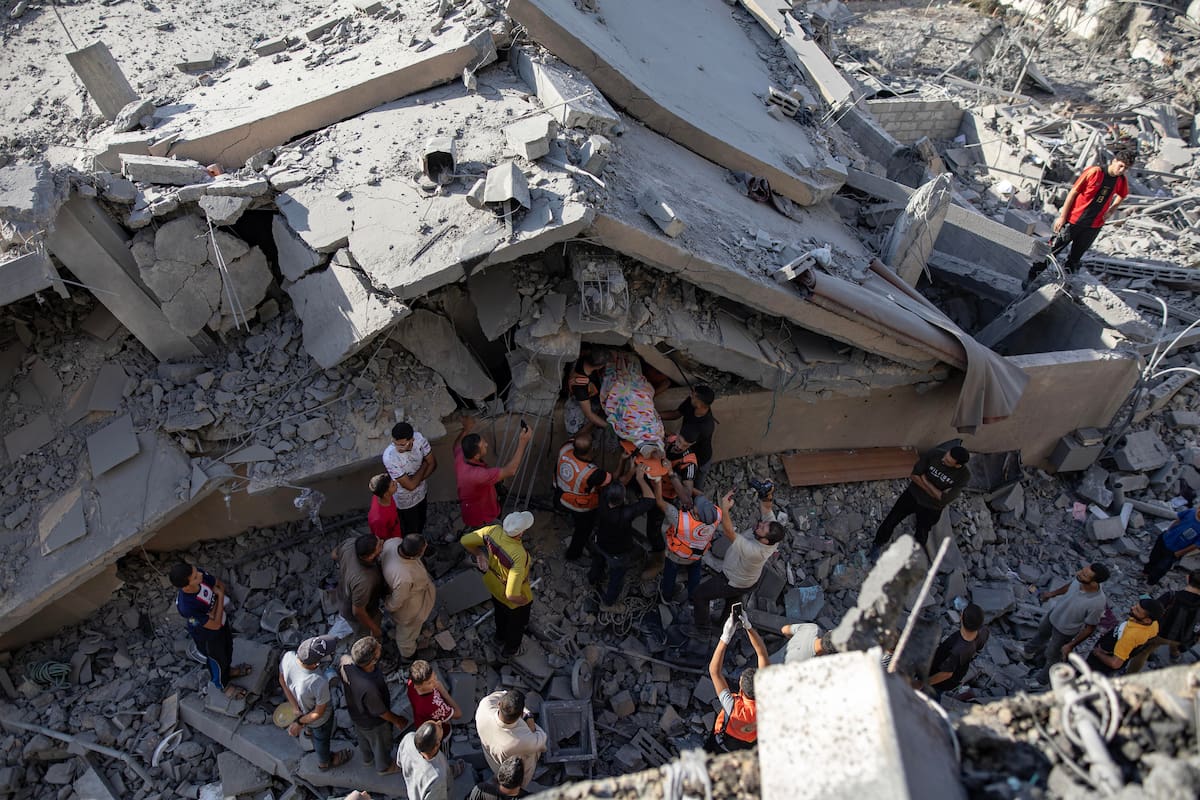 Palestinos recuperan un cadáver en el interior de un edificio destruído por bombardeos israelíes. // Foto: EFE/EPA/Haitham Imad