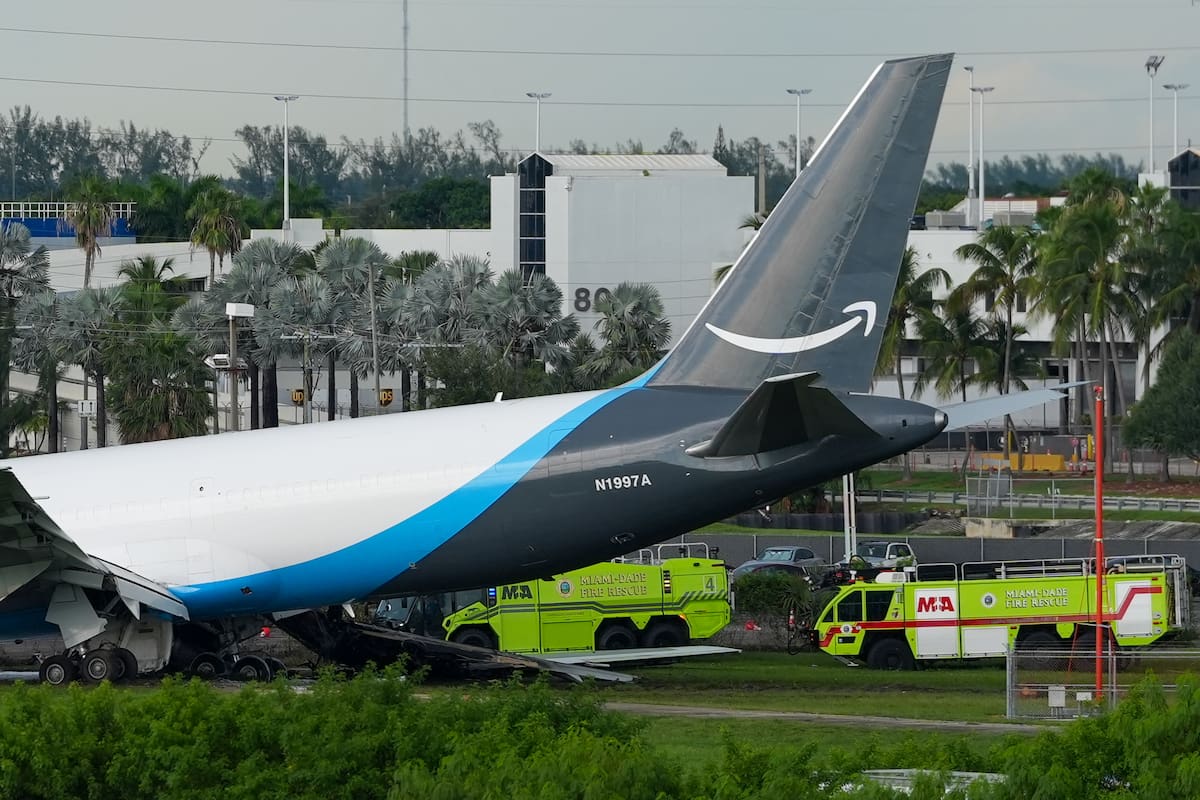 Avión de carga de Amazon se sale de la pista y se estrella en Miami