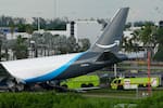 Avión de carga de Amazon se sale de la pista y se estrella en Miami