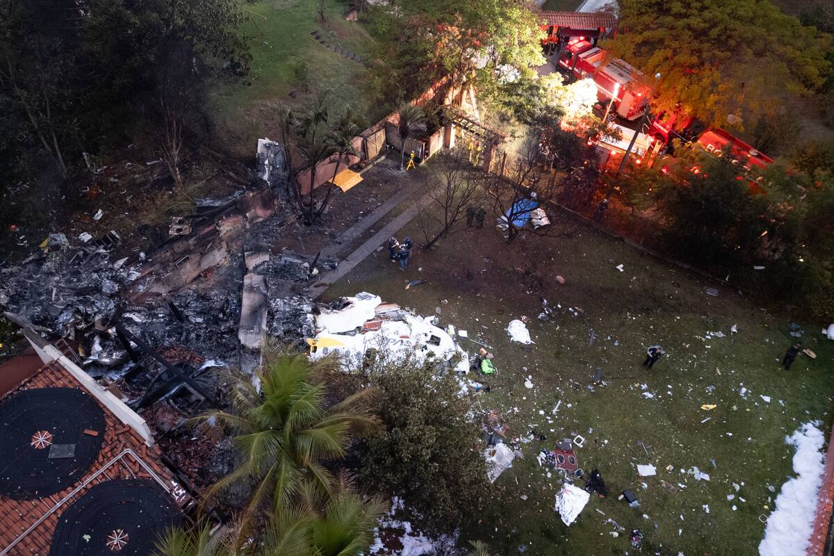 Fotografía aérea del sitio donde se accidentó un avión de la aerolínea Voepass este viernes, en Vinhedo (Brasil). //EFE.