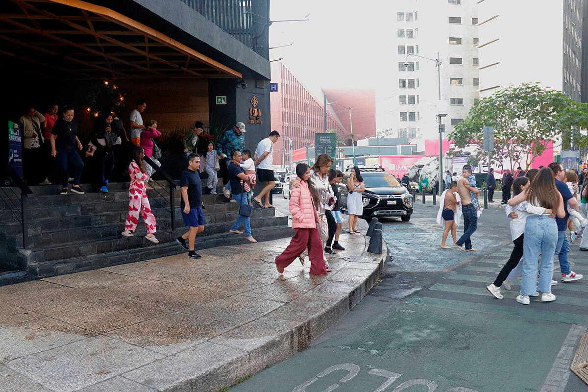 El pánico de las personas tras el fuerte sismo este viernes, en Ciudad de México (México). // Foto: EFE/ Madla Hartz.