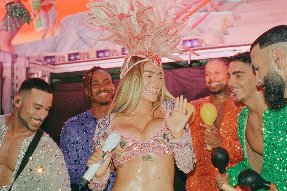 El look de Karol G que desató críticas por el supuesto uso de plumas de animales