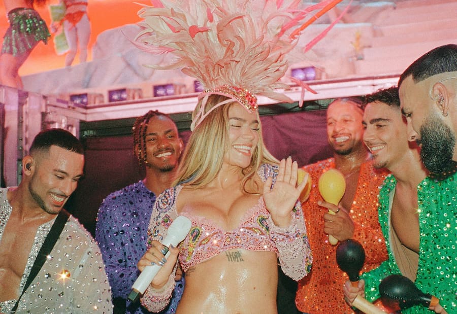 El look de Karol G que desató críticas por el supuesto uso de plumas de animales