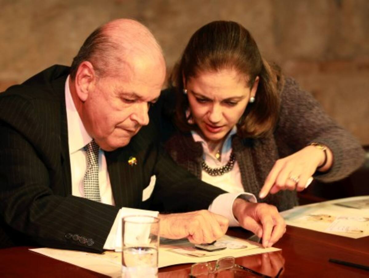 Raimundo Angulo y la ex ministra de Comunicaciones, María del Rosario Guerra.