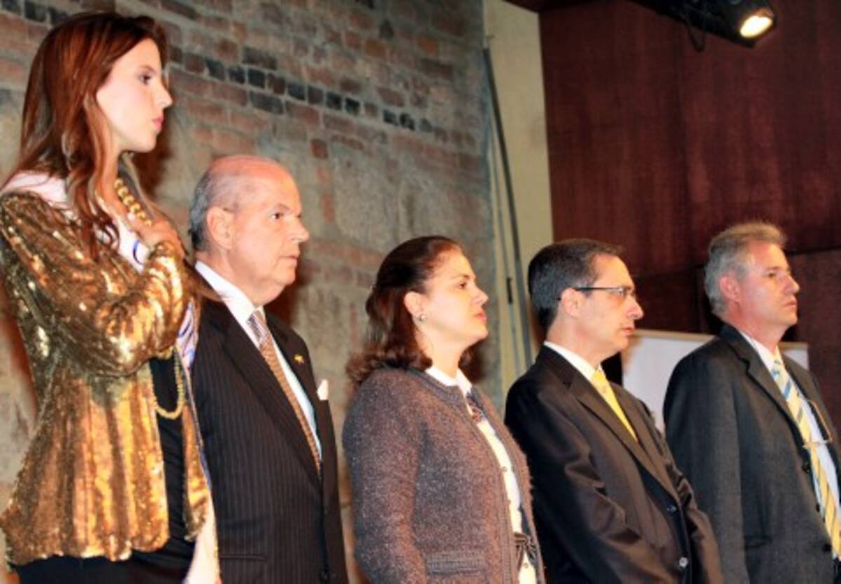 En la mesa principal, de izquierda a derecha: la reina de Colombia, Natalia Navarro; Raimundo Angulo; la ex ministra María del Rosario Guerra; Juan Ernesto Vargas y José Alberto Martínez.