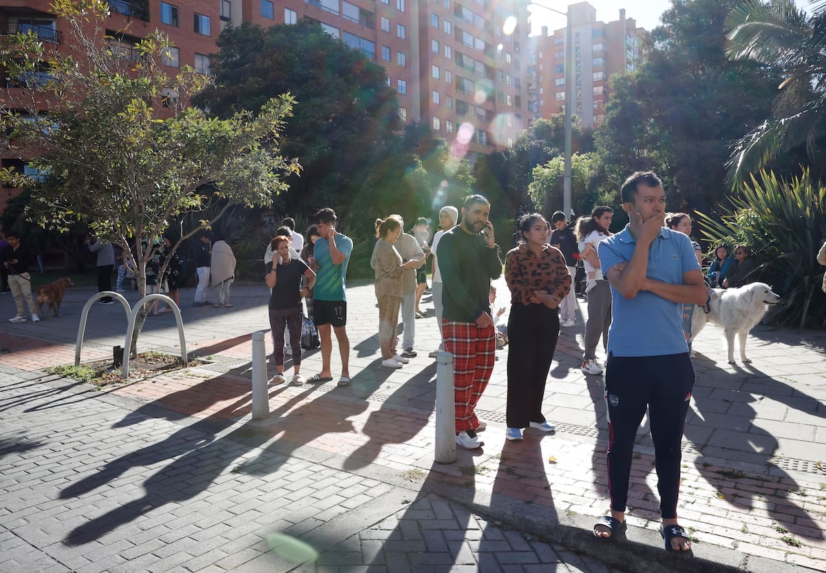 Personas evacuan edificios tras un fuerte temblor este lunes, en Bogotá (Colombia). EFE/ Mauricio Dueñas Castañeda