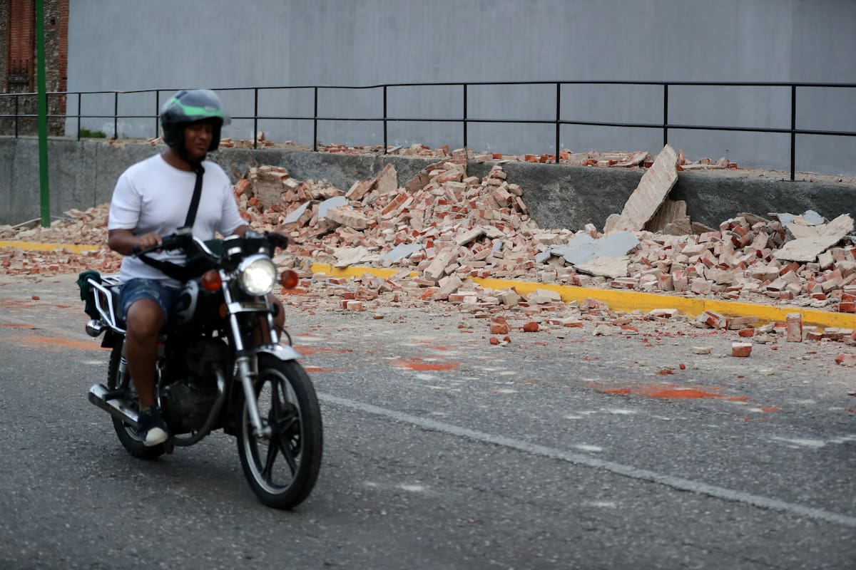 Un motociclista transita cerca de escombros este miércoles, en Caracas (Venezuela). Un terremoto de magnitud 7,1 registrado en el noroeste de Montalbán, en el centro de venezuela, se sintió en gran parte del país. // Foto: EFE/ Ronald Peña R
