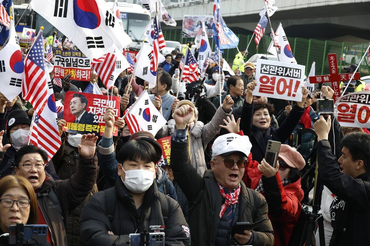 Los partidarios del presidente destituido Yoon Suk Yeol gritan consignas y agitan banderas durante un mitin cerca de su residencia después de que un tribunal cancelara su orden de arresto en Seúl, Corea del Sur. //AP