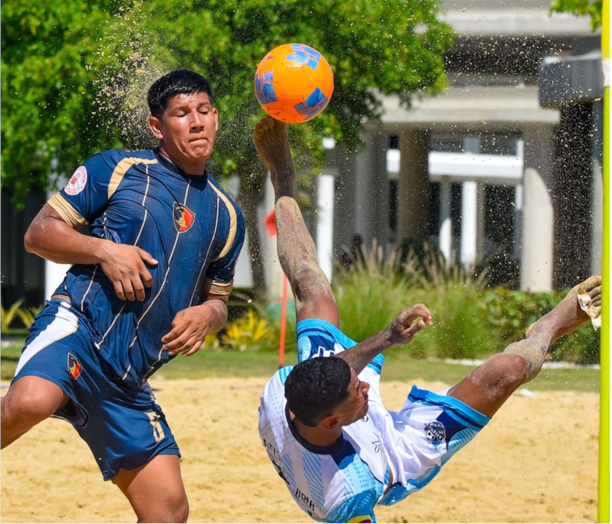 Una acción del encuentro entre Caribbean Sun y Atlético Jireth en la final disputada en la cancha de la sede deportiva de la Federación Colombiana de Fútbol en Barranquilla.//Cortesía Liga de Fútbol del Atlántico.