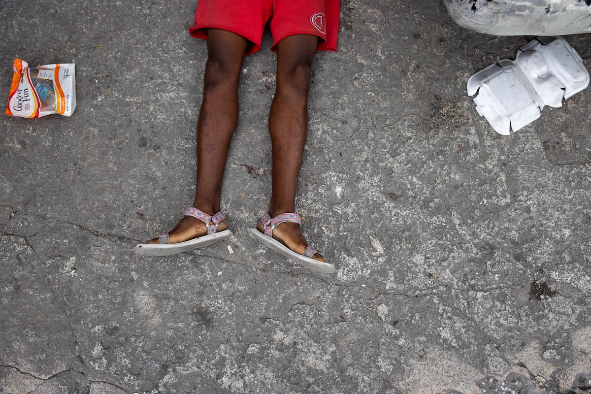 Fotografía de los pies de una persona muerta tras una masacre en Puerto Príncipe (Haití). //EFE
