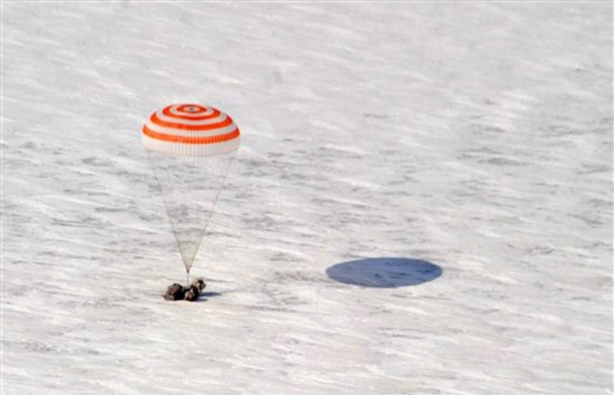 Una cápsula rusa Soyuz llevando a bordo a los cosmonautas rusos Oleg Skripochka y Alexander Kaleri, y al astronauta estadounidense Scott Kelly aterriza cerca del pueblo de Arkalyk en el norte de Kazajstán el miércoles 16 de marzo del 2011, después de cinco meses en la Estación Espacial Internacional. AP