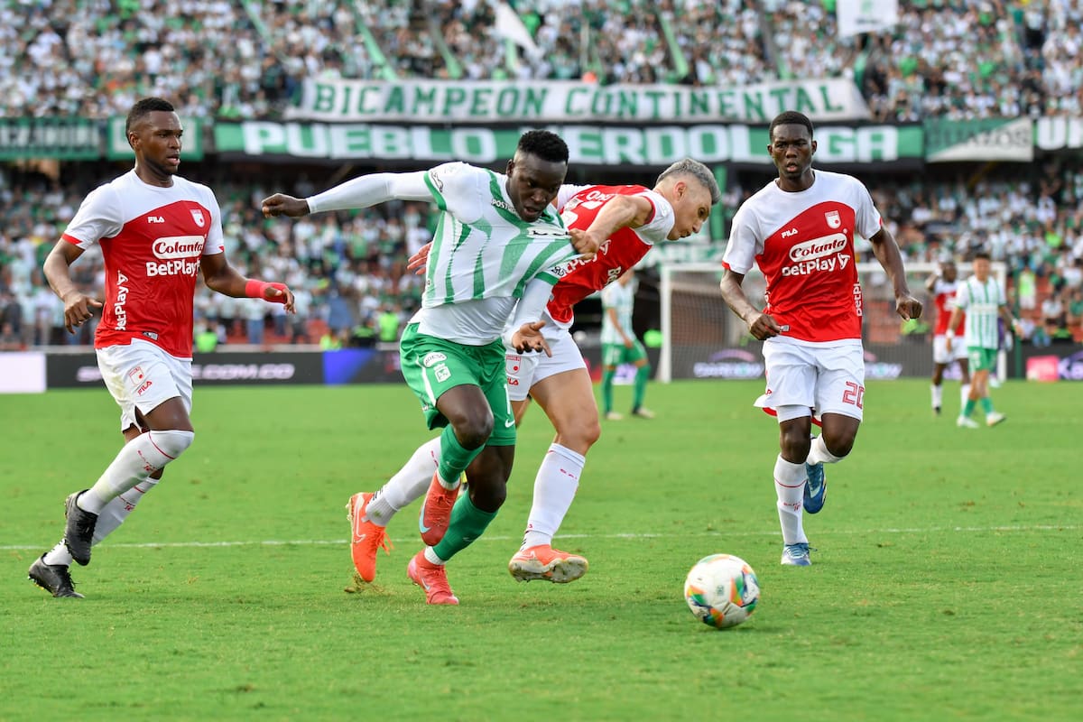 Una jugada del partido entre Nacional y Santa Fe. // COLPRENSA