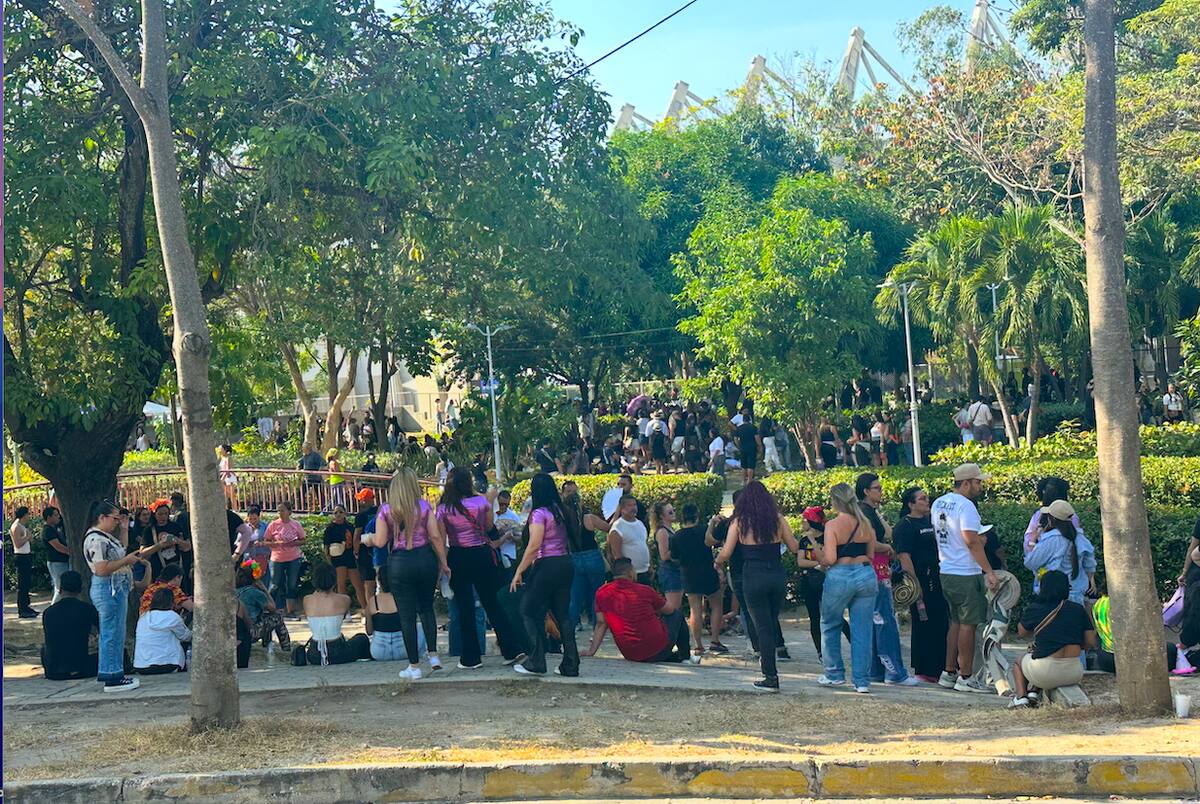 Un río humano se aprecia en las afueras del Estadio Metropolitana para presenciar el concierto de Shakira en Barranquilla.//Juan M. Cantillo-El Universal.